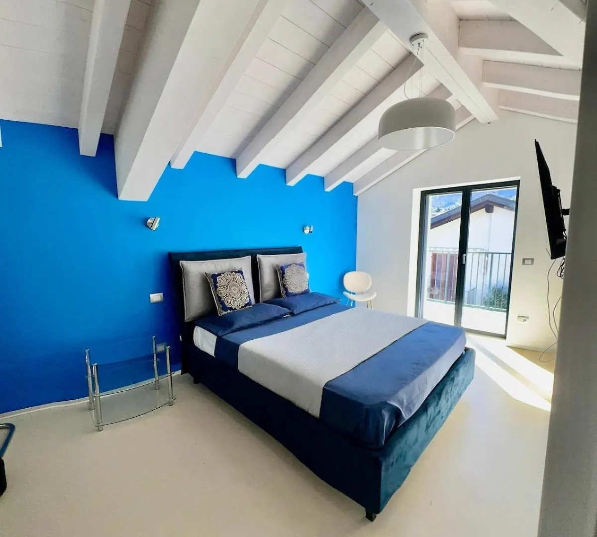 Top Floor Design Apt, 3Bd, 2Bt! Colico Appartement