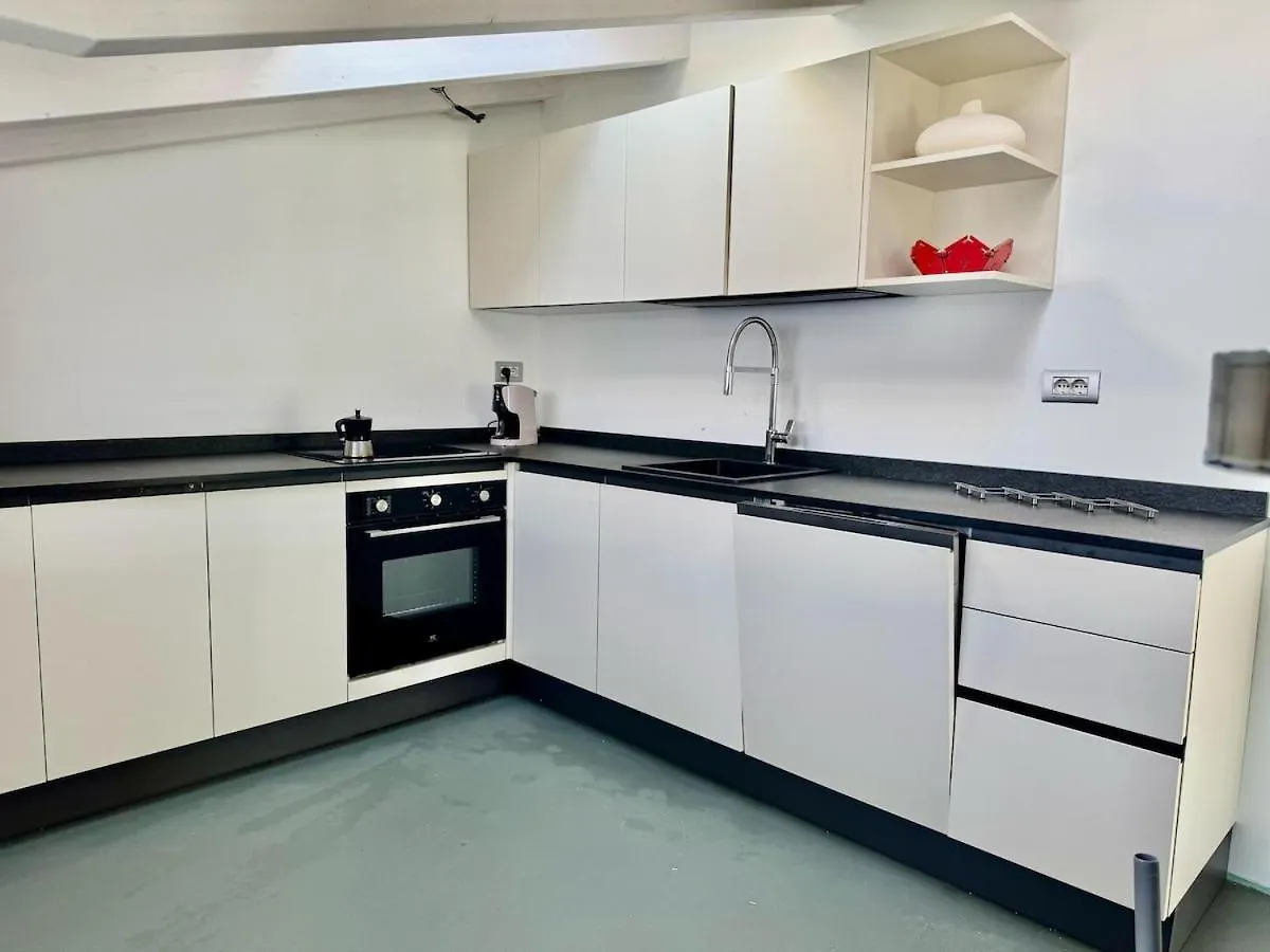 Top Floor Design Apt, 3Bd, 2Bt! Colico