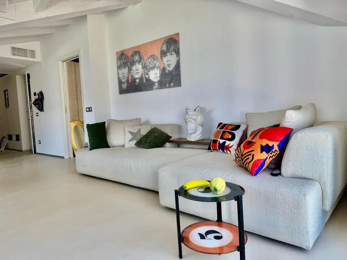 Top Floor Design Apt, 3Bd, 2Bt! Colico Italië