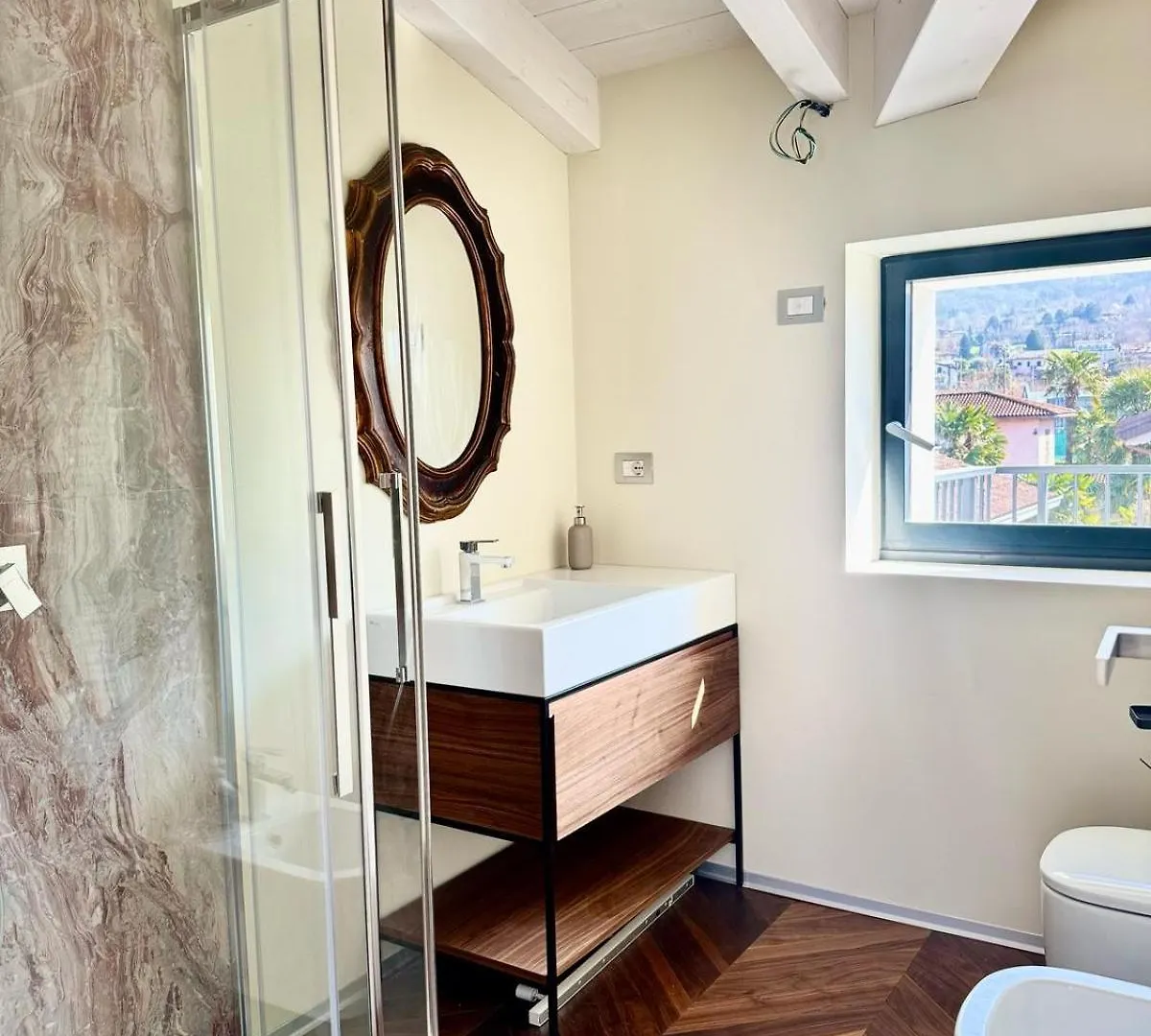 Top Floor Design Apt, 3Bd, 2Bt! Colico 0*,  Italië