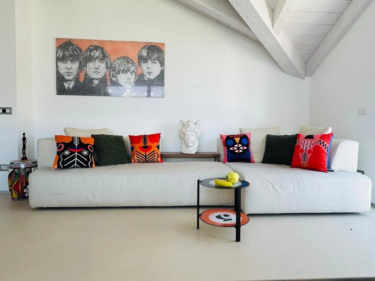 Top Floor Design Apt, 3Bd, 2Bt! Colico 0*,  Italië