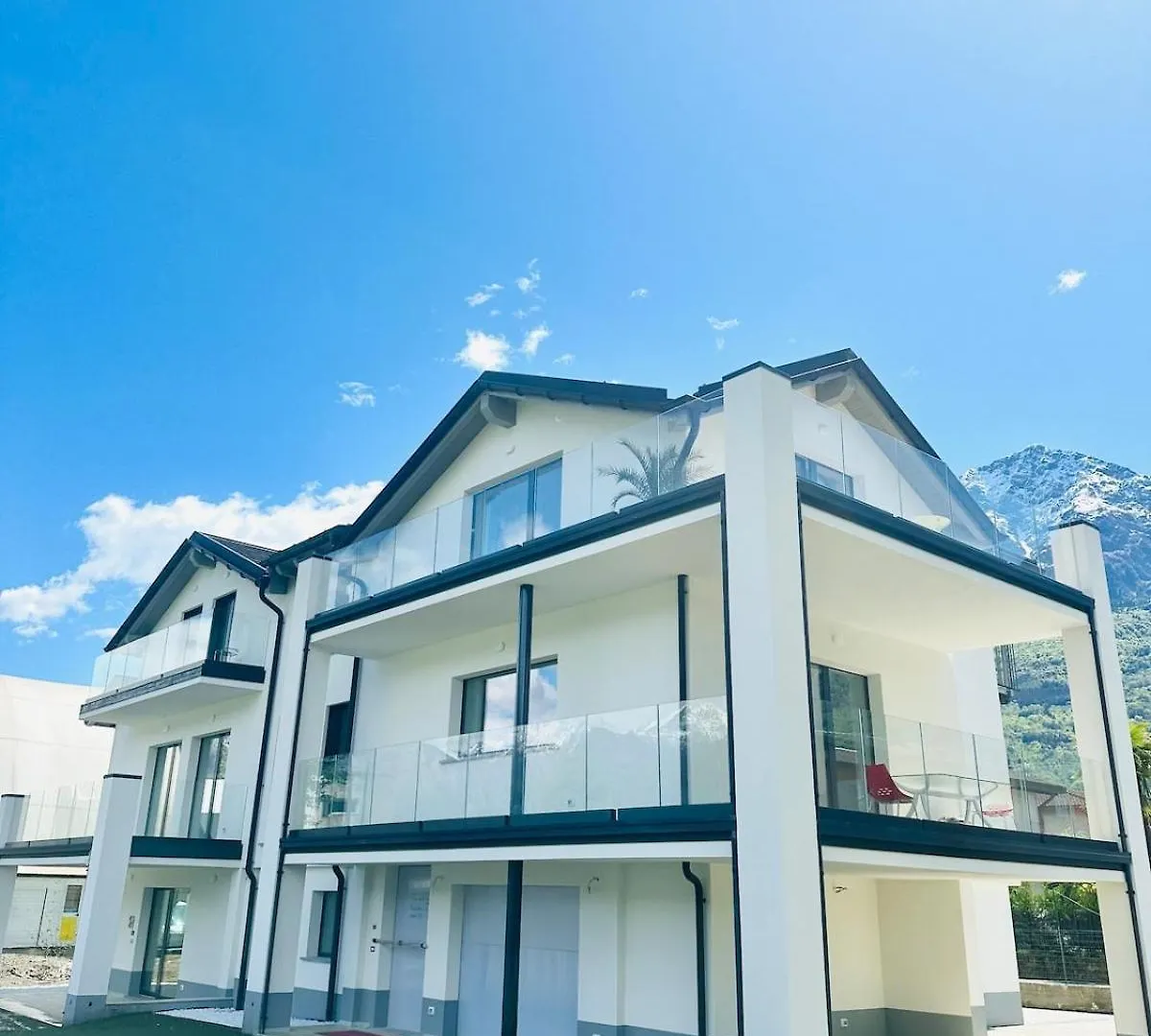 Top Floor Design Apt, 3Bd, 2Bt! Colico